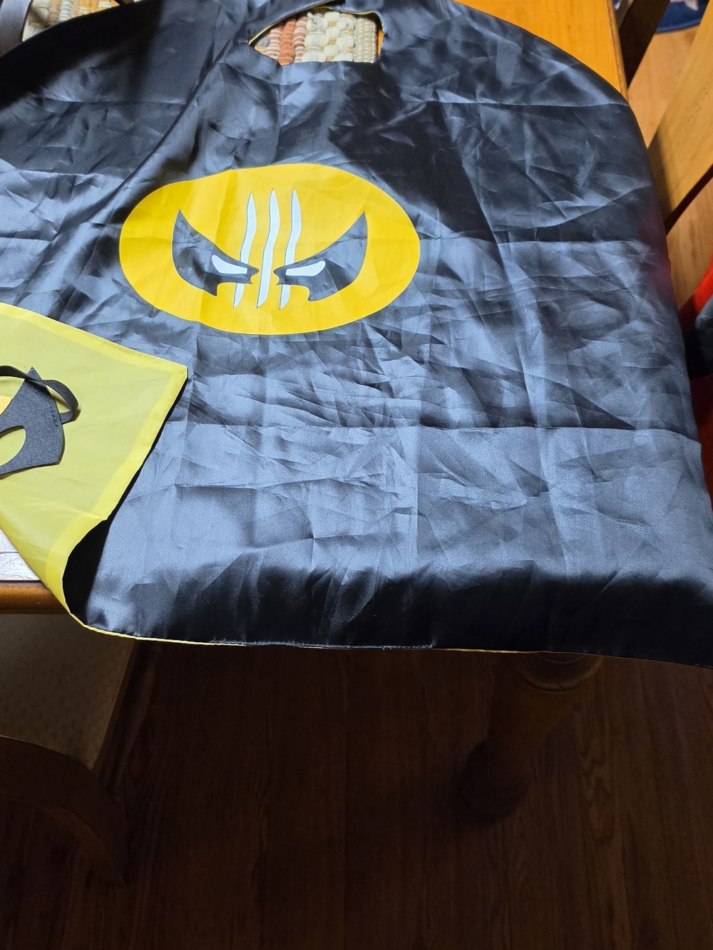 Marvel Kids Black and Yellow Wolverine Superhero Cape with Mask - Picture 2 of 3